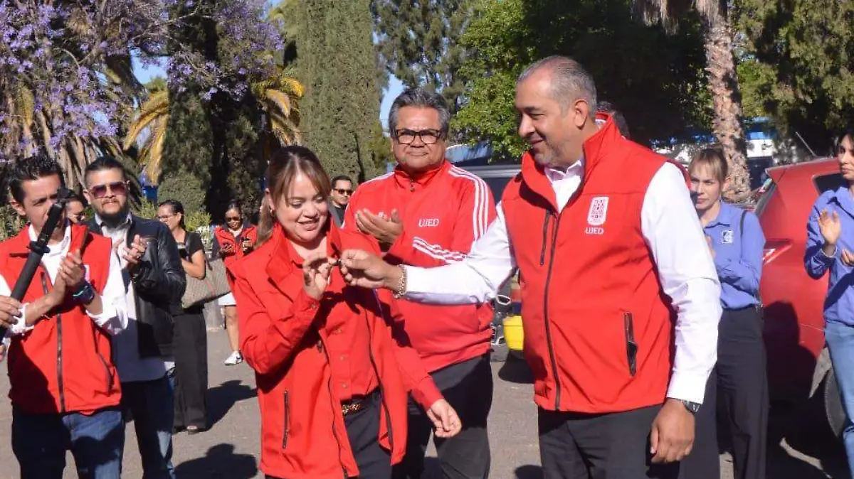 Rector de la UJED entrega Vehículo al CCH