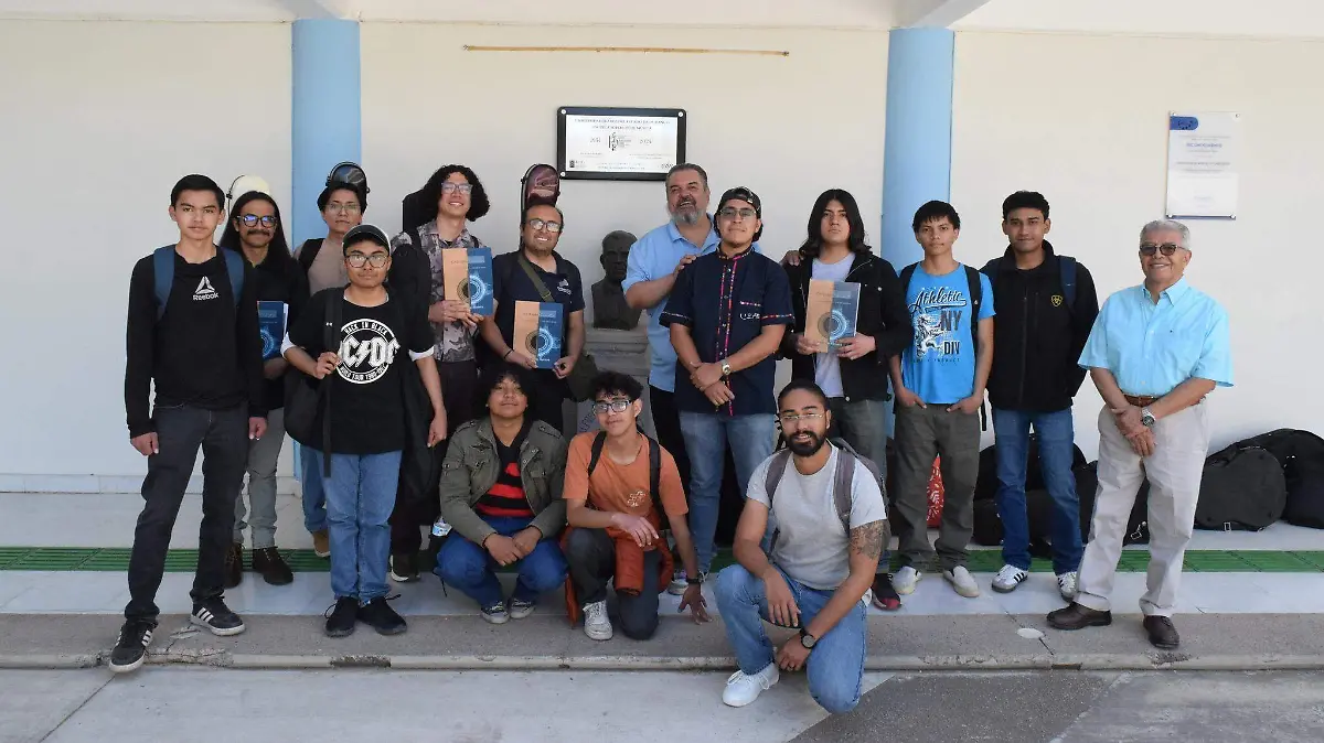 UJED promueve el cuidado del patrimonio musical con taller de mantenimiento de guitarra clásica