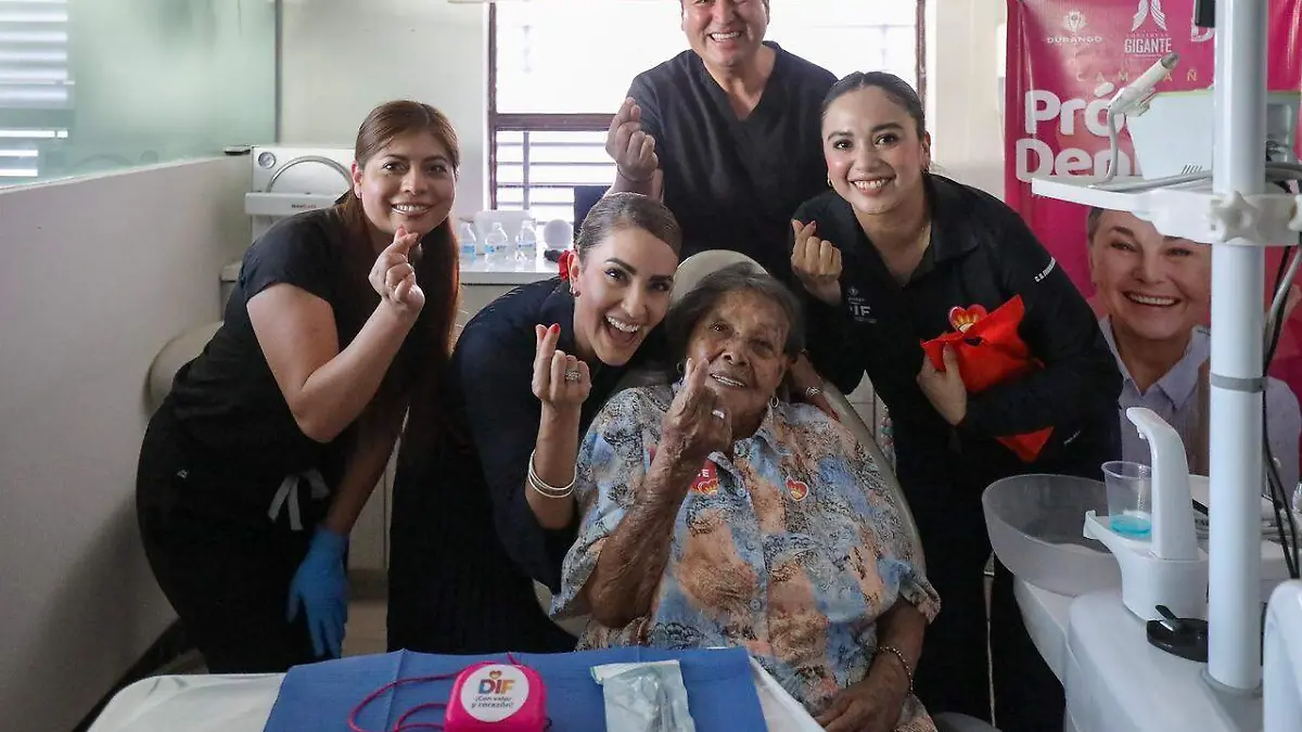 Con placas dentales gratuitas, Marisol y Esteban devuelven la sonrisa y mejoran la calidad de vida de adultos mayores (1)