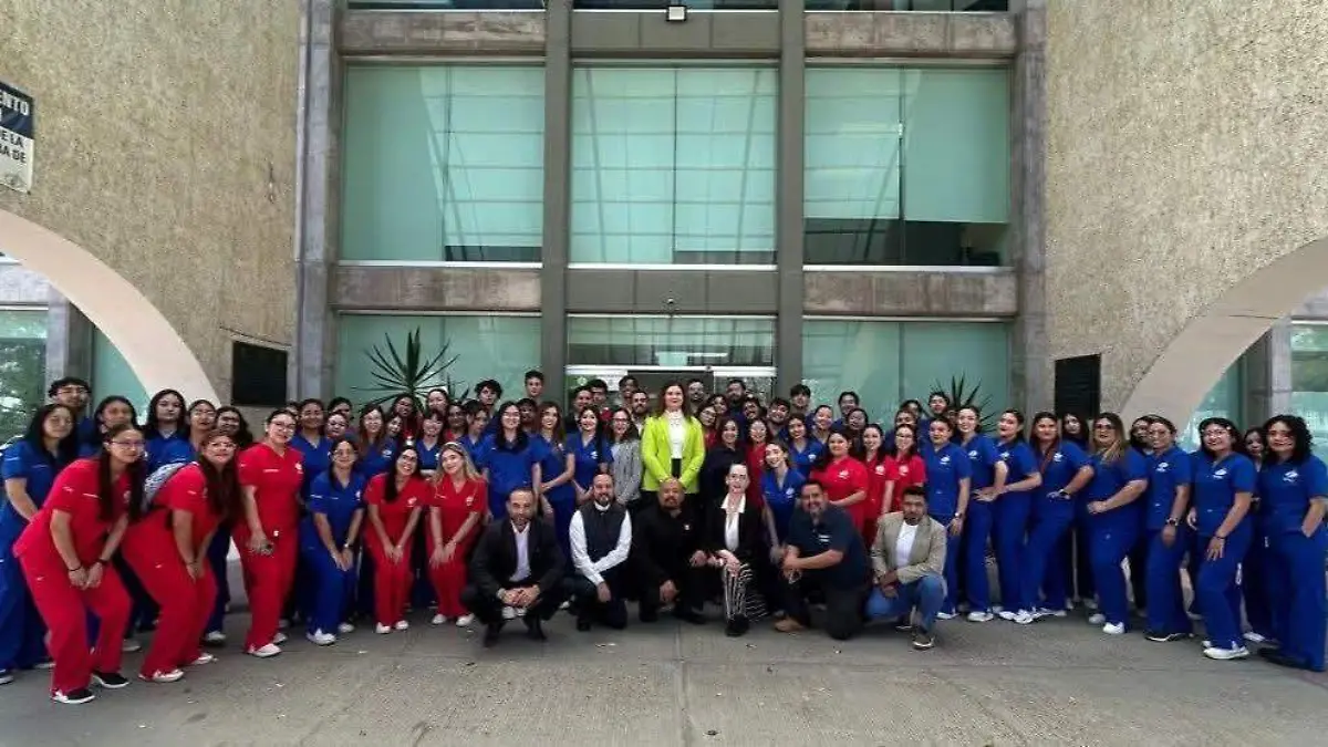 Entrega de uniformes quirúrgicos fortalece la identidad y formación profesional en la Facultad de Psicología