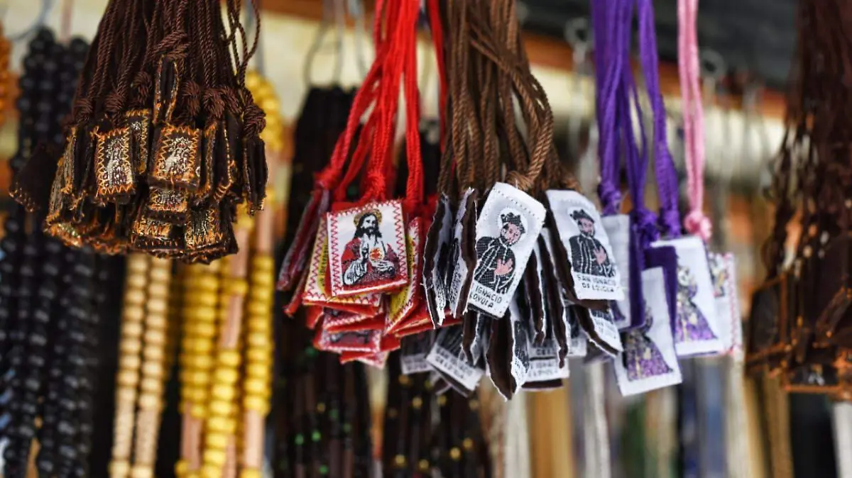 Artículos-religiosos-de-venta-en-Semana-Santa-en-Durango