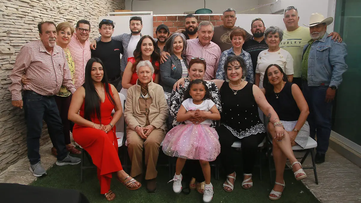 Grata reunión en honor de Tere Ruiz