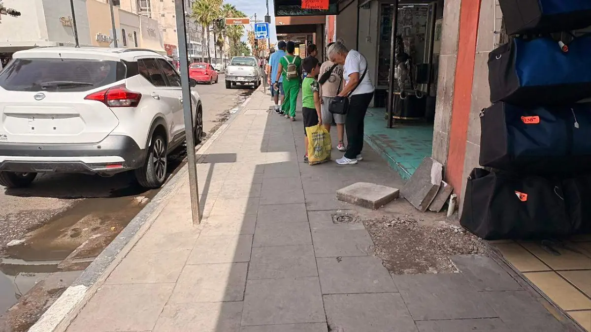 Banquetas en mal estado ponen en riesgo a peatones en el Centro Histórico