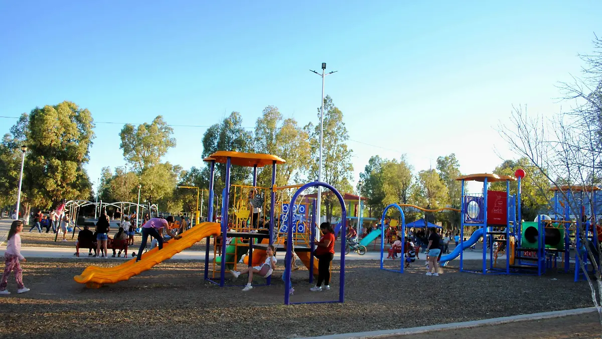 Decenas de adultos y niñois duisfrutando el domingo