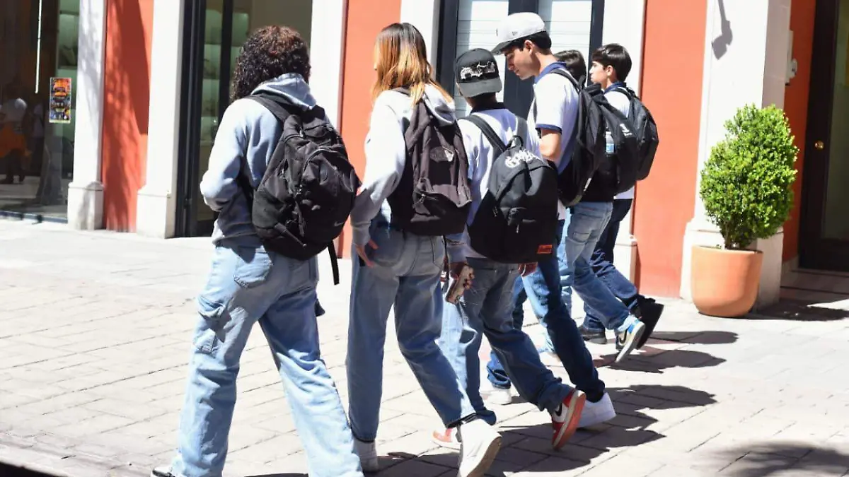 Estudiantes caminando