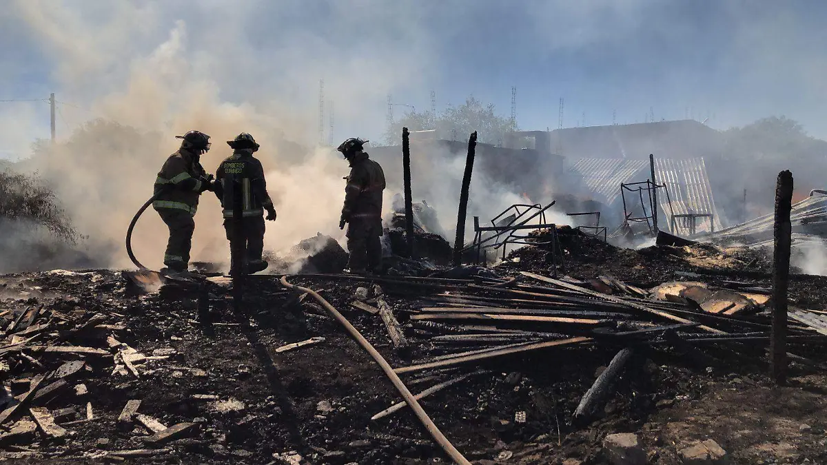Incendio consume fábrica de colchonetas en Durango