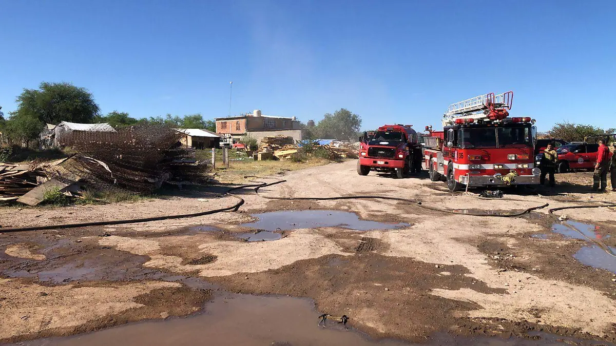 Incendio consume fábrica de colchonetas en Durango