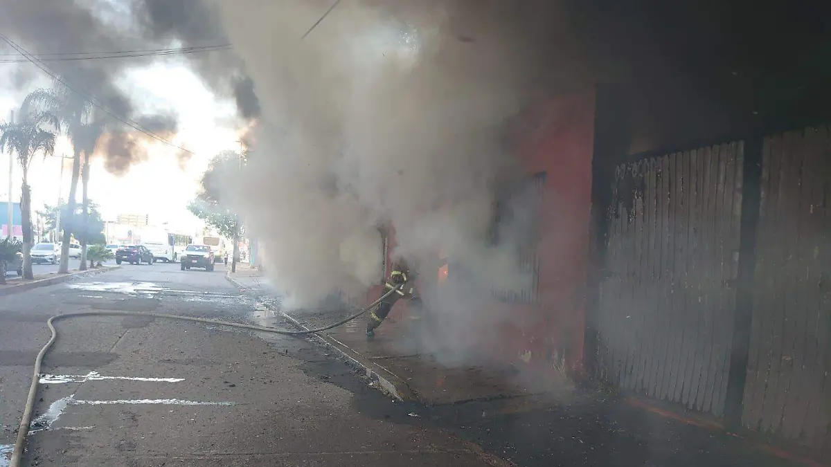 Sofocan bomberos de Durango incendio en colonia Francisco Villa