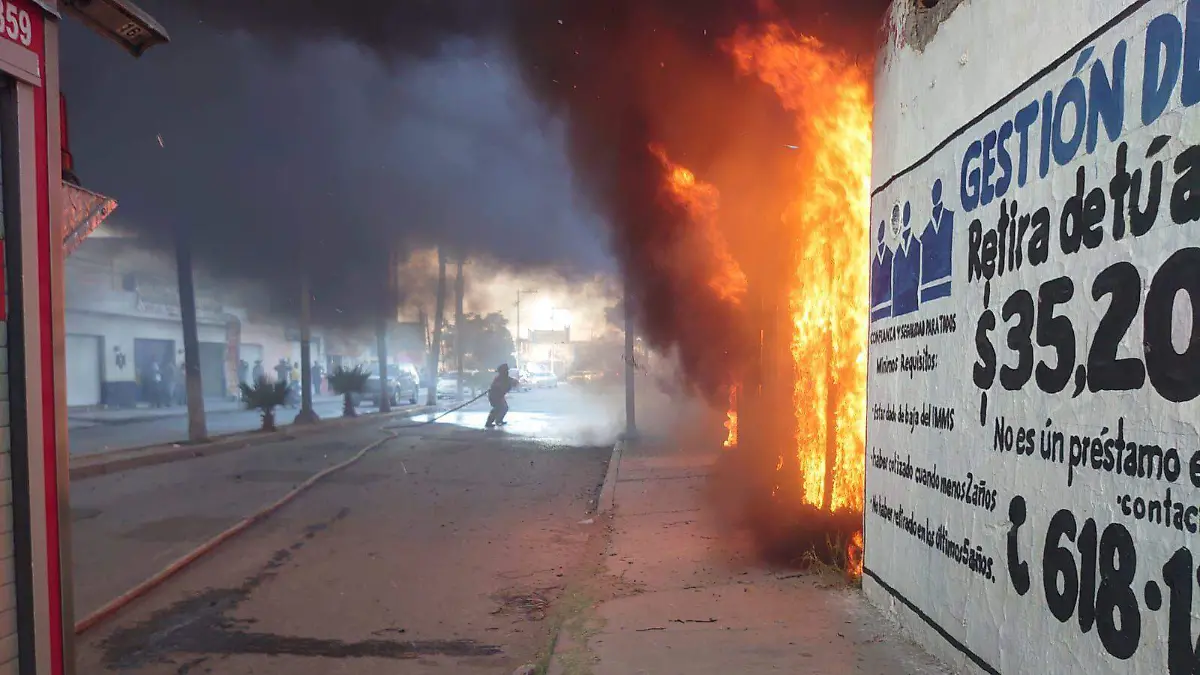 Sofocan bomberos de Durango incendio en colonia Francisco Villa