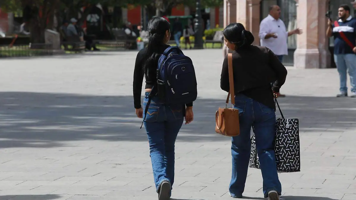 Mujeres caminando por la calle