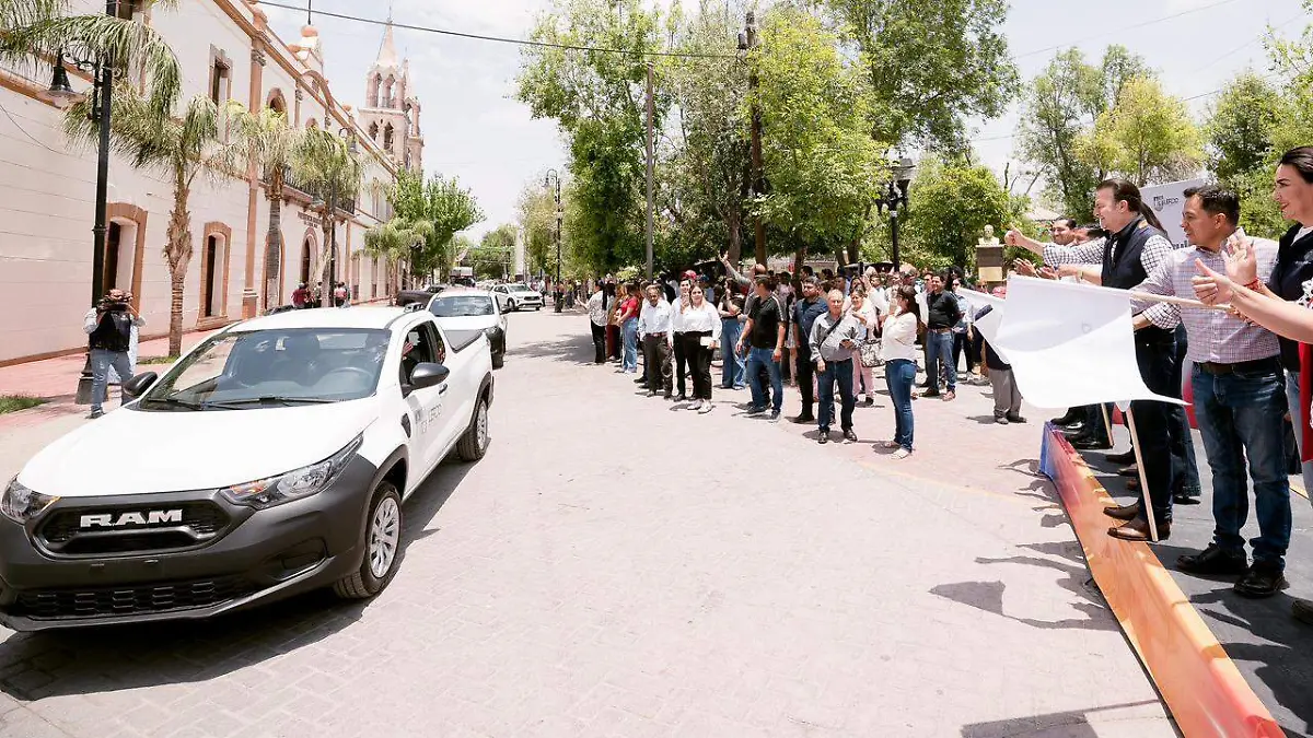 Con la entrega del nuevo parque vehicular, Esteban y Susy fortalecen los servicios públicos en Lerdo (1)