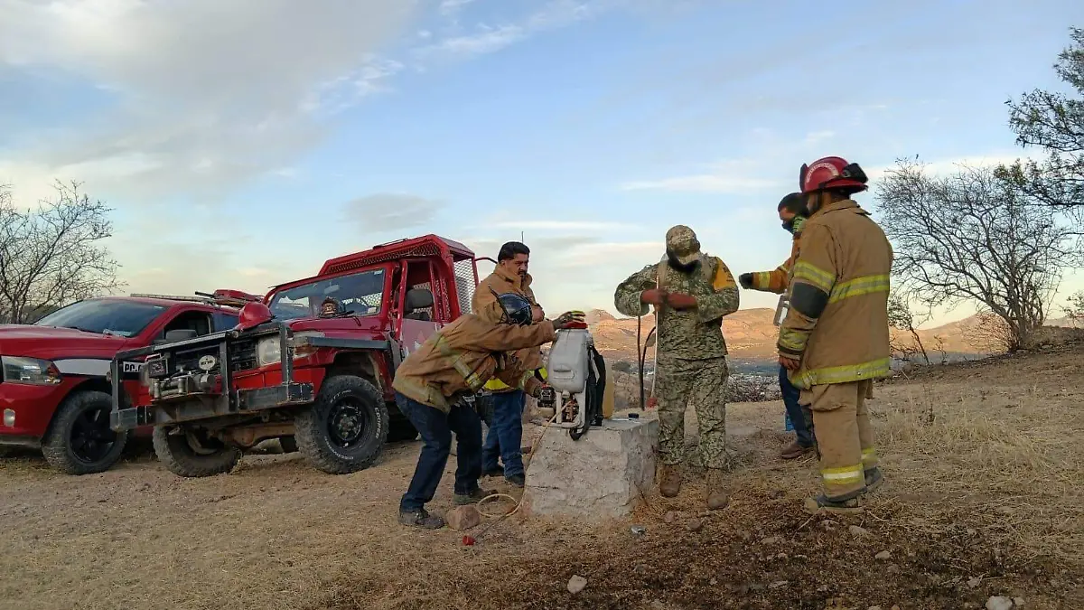 Sofocan incendio forestal tras más de seis horas de combate en Santiago