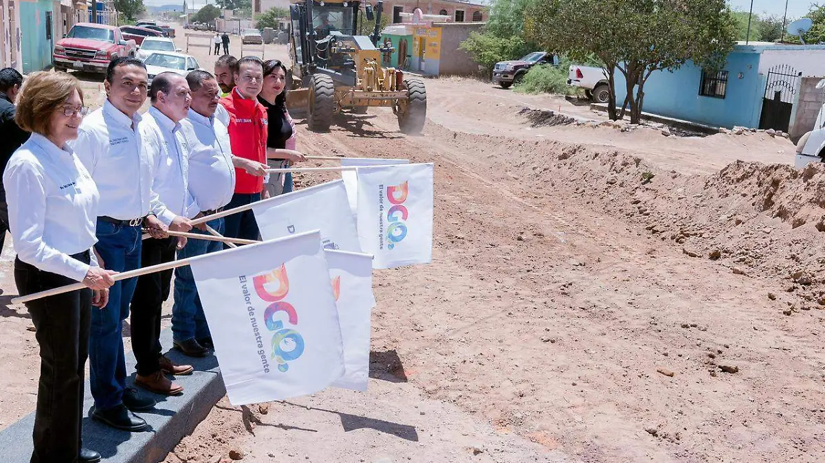 Esteban Villegas y Carmelo Fernández inician pavimentación de la calle Lucio Rosales, que funcionará como periférico interno de Guadalupe Victoria
