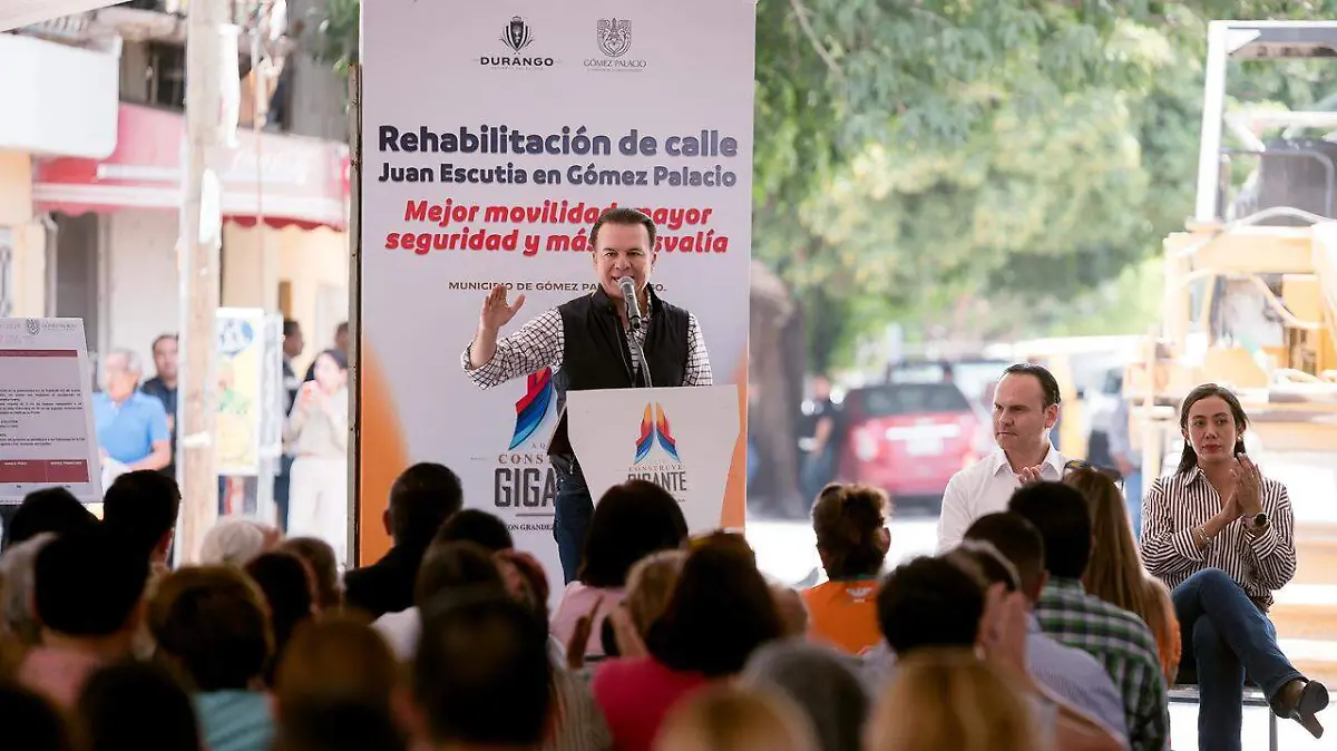 Familias de Gómez Palacio reconocen obras de pavimentación y drenaje realizzadas por Esteban y Betzabé