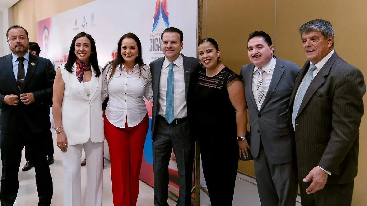 Con admiración, respeto y gratitud, Gobernador Esteban reconocen a maestras y maestros (5)