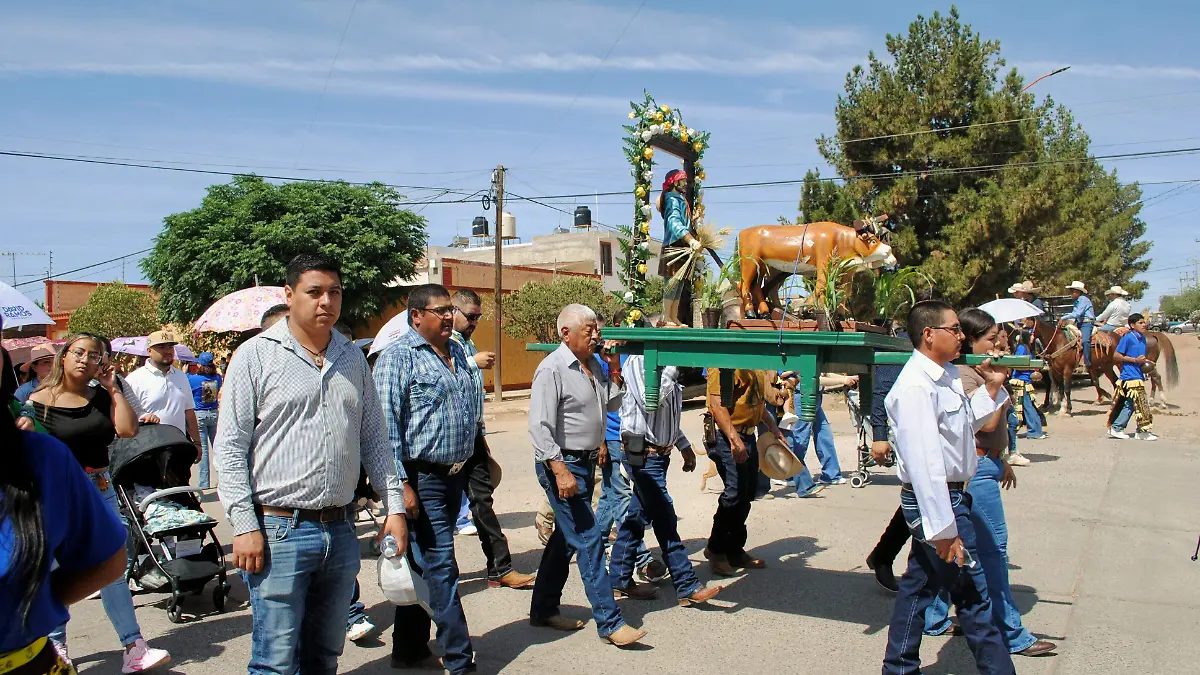 San Isidro trasladado en hombros