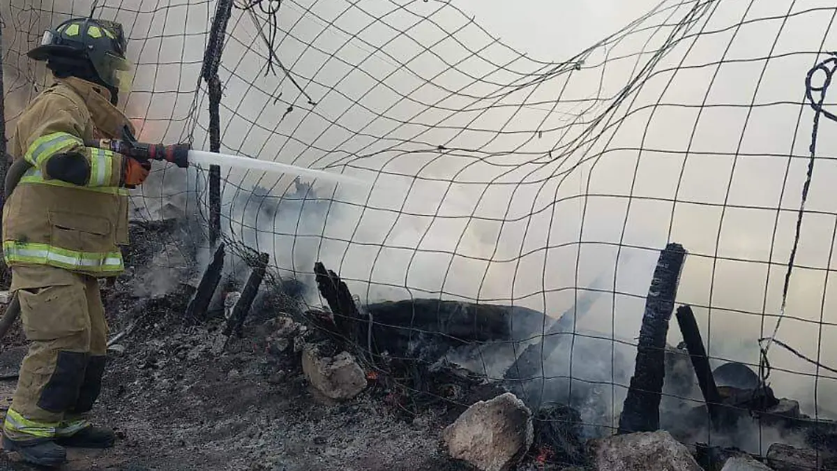 Bomberos sofocan incendio