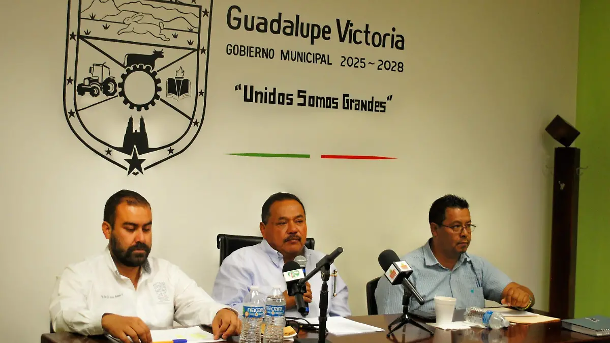 Alcalde, flanqueados por directores municipales