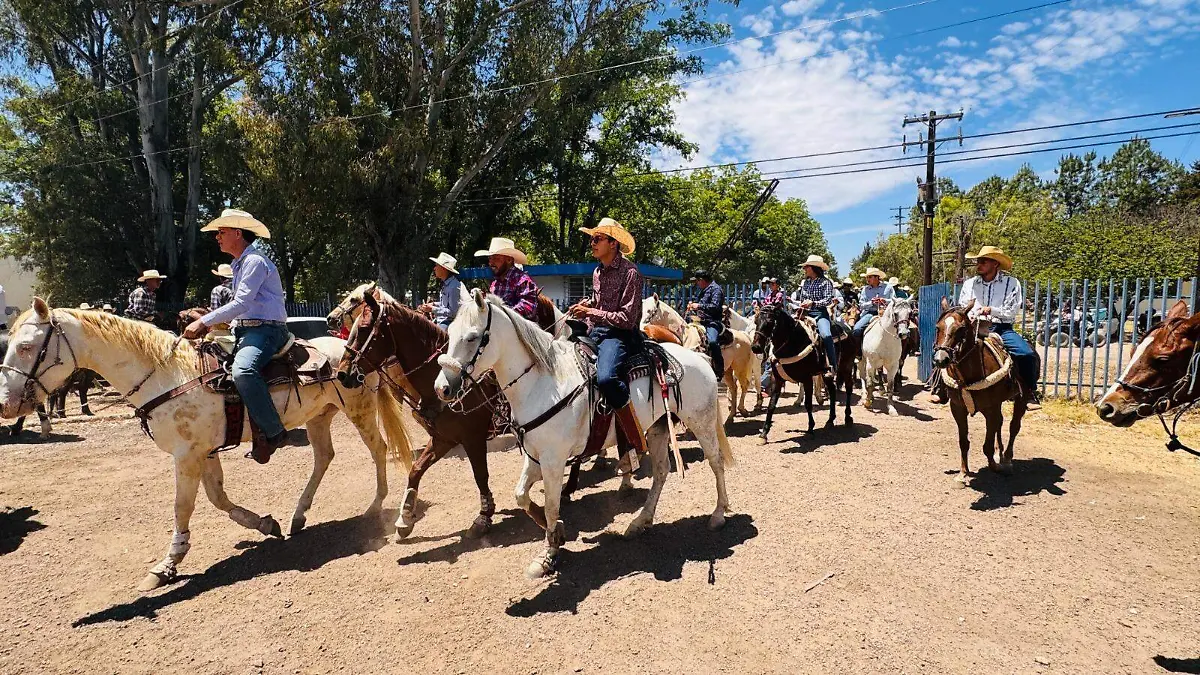 Más de 380 participantes se suman a la cabalgata del 61 aniversario de la FMVZ UJED 2