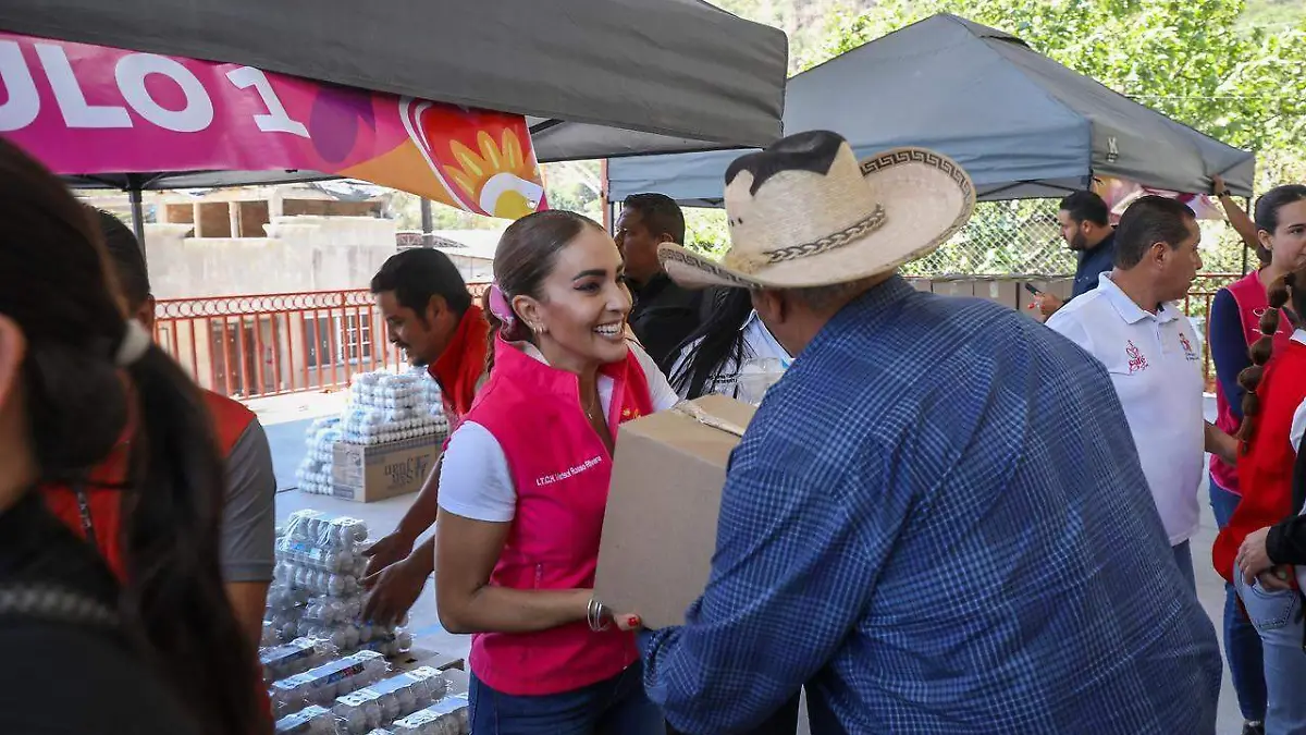 Lleva Marisol Rosso paquetes alimentarios a las familias de Topia garantiza atención y servicios gratuitos para las regiones más alejadas de Durango (2)