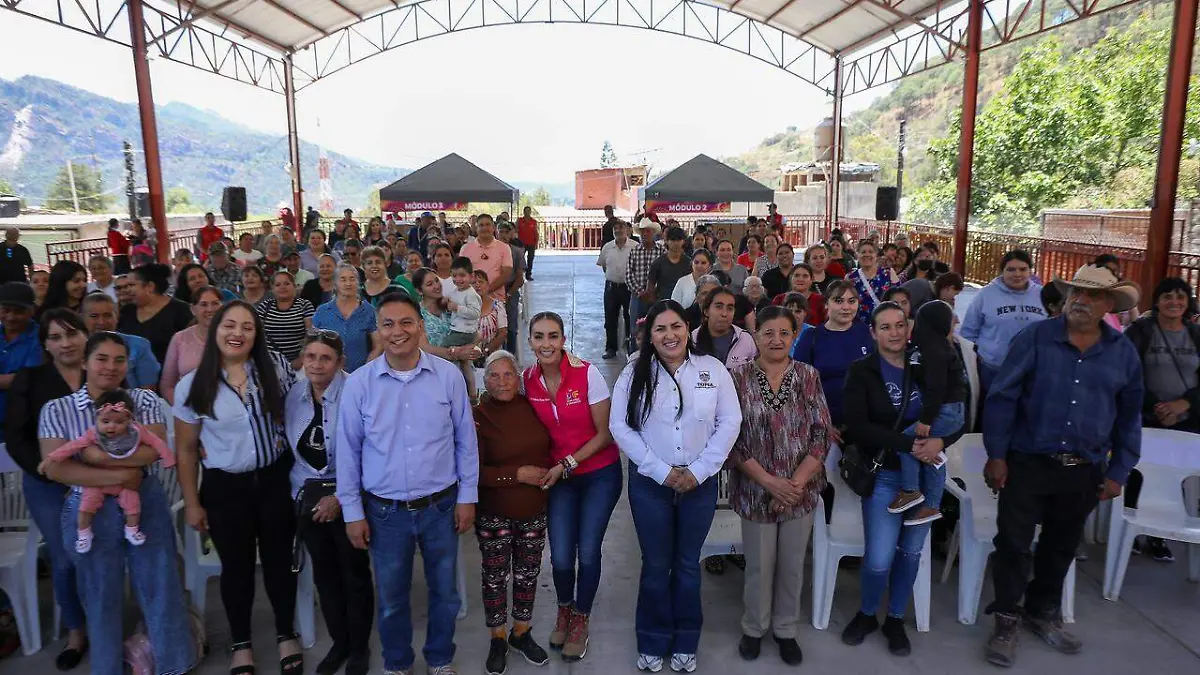 Lleva Marisol Rosso paquetes alimentarios a las familias de Topia