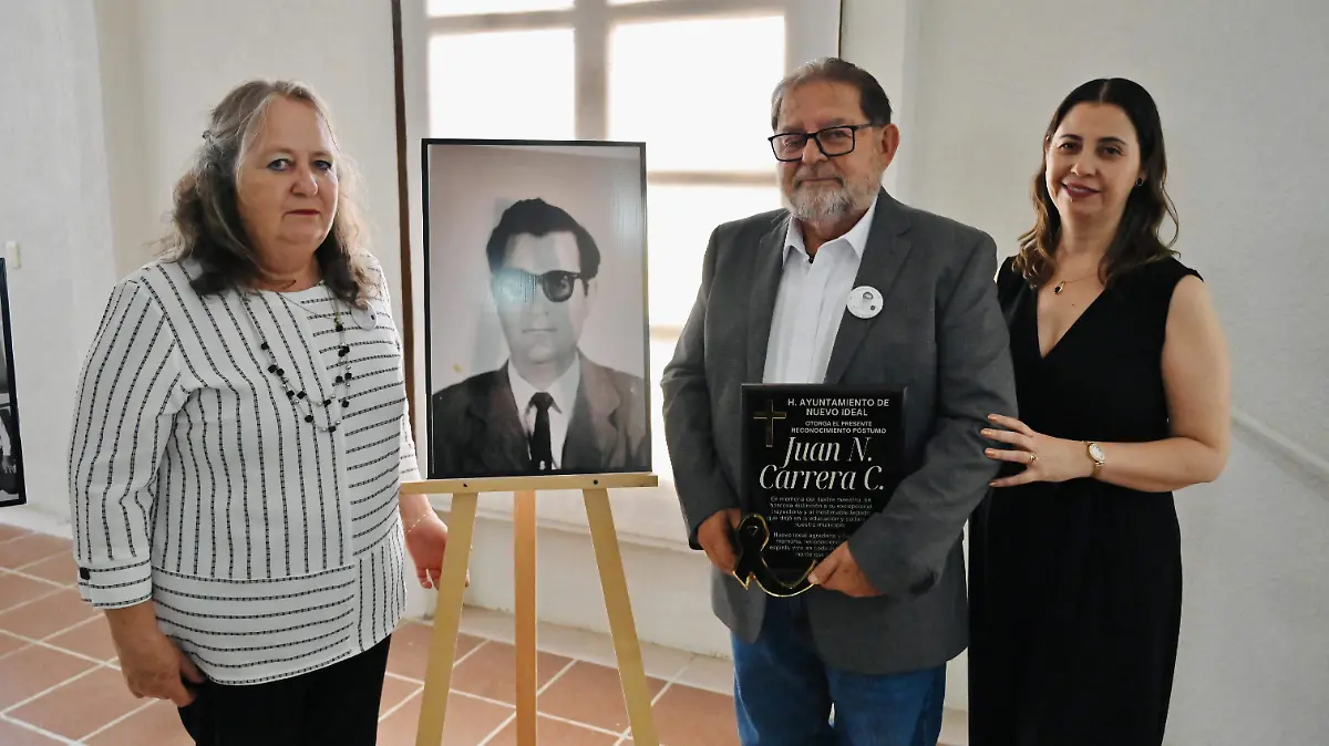 HIJOS Y NIETA EN LA FOTO DEL HOMENAJEADO