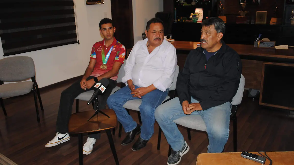 Edgar Iram, alcalde y entrenador