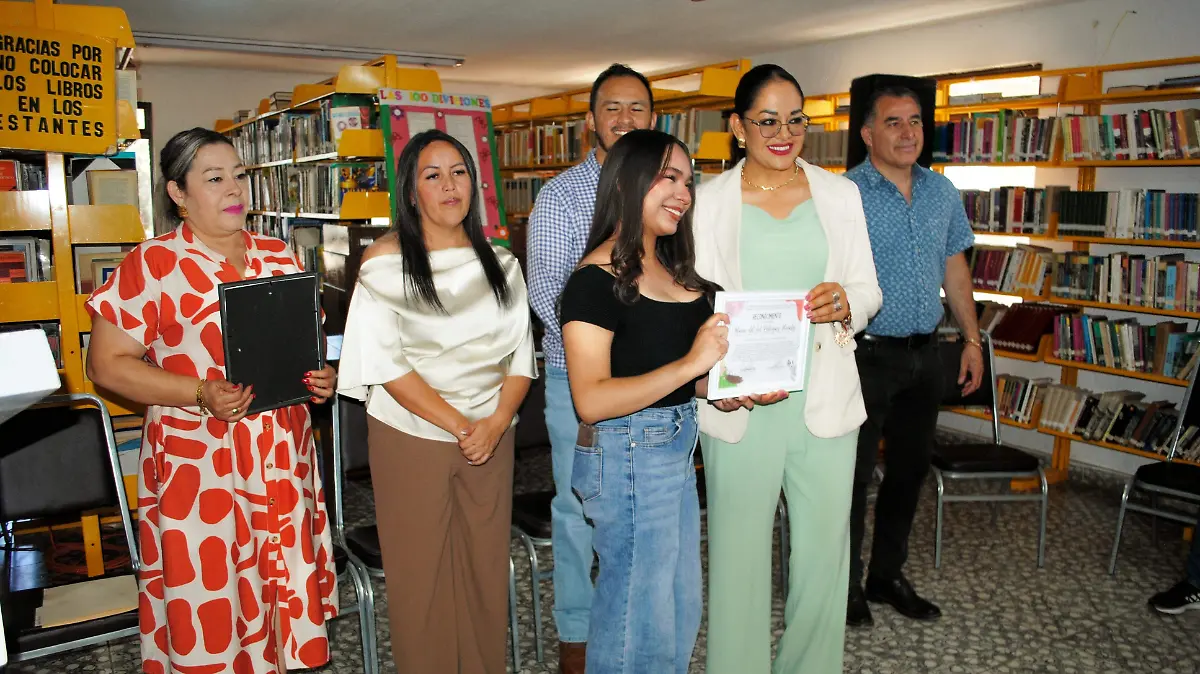 Entrega de uno de dos reconocimientos (2)