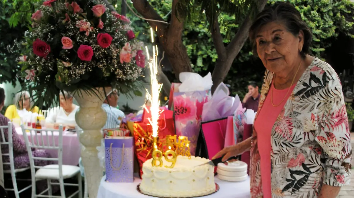 Lolita, junto a su pastel de cumpleaños