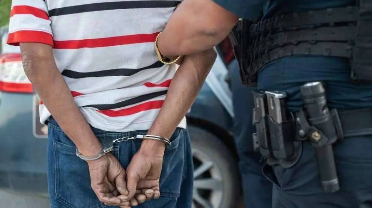 policía municipal de chihuahua, detenido, ladrón, robo, esposado