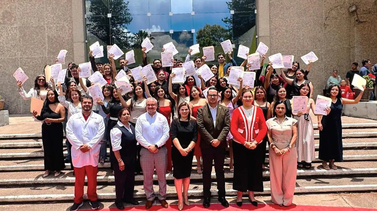 Facultad de Lenguas y PUAALI entregan constancias de certificacioěn de ingleěs a estudiantes de la UJED
