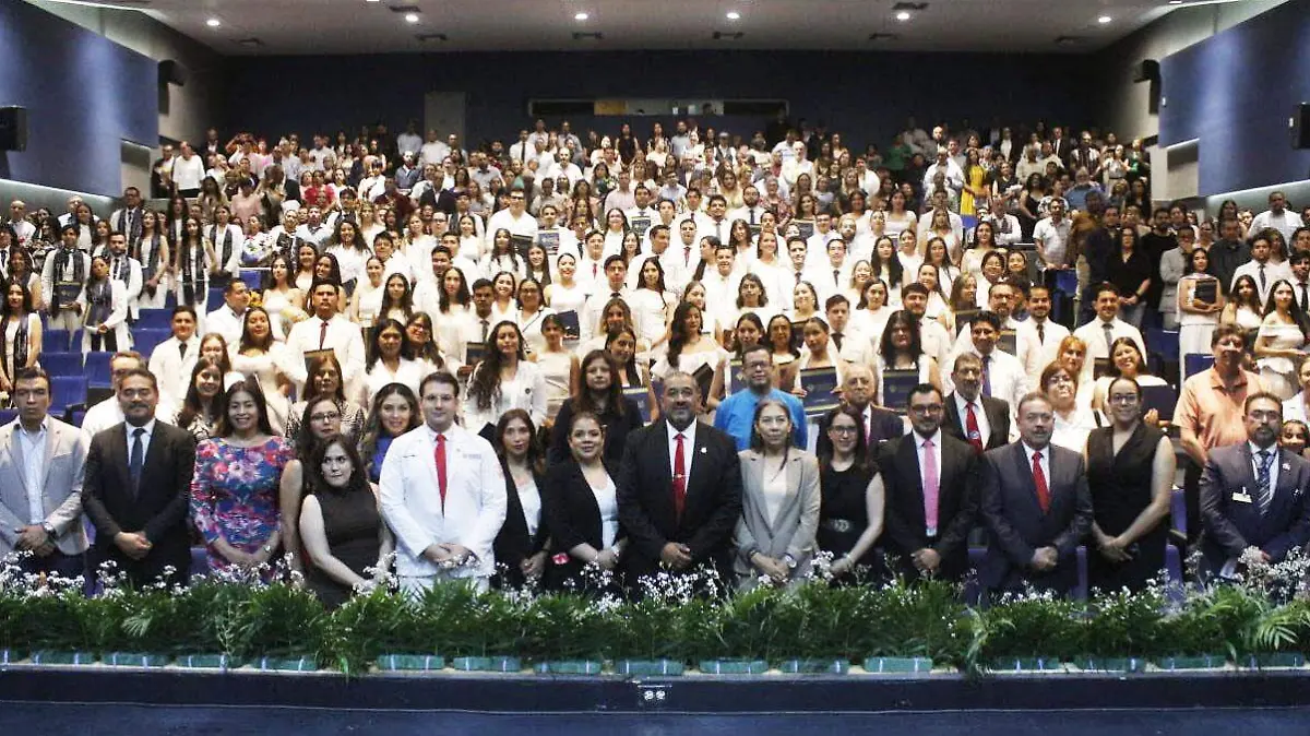 Reciben cartas de egreso estudiantes de Medicina y Nutricioìn de la UJED 2