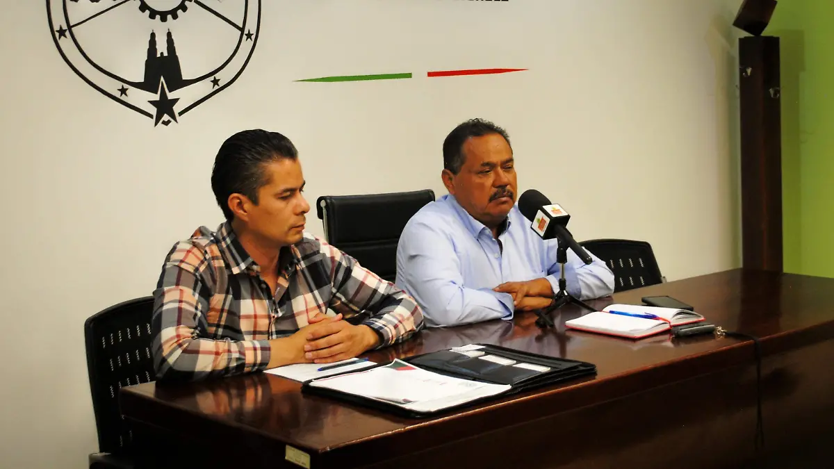 Alcalde y director municipal de DR en rueda de prensa