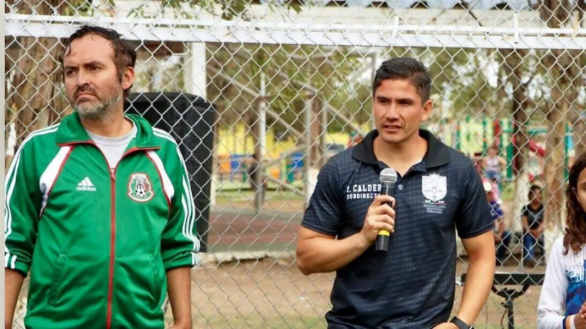 Subdirector de Deportes exponiendo mensaje