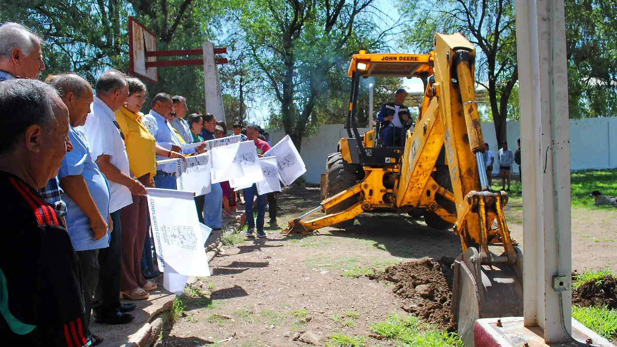 Banderazo de inicio de la obra