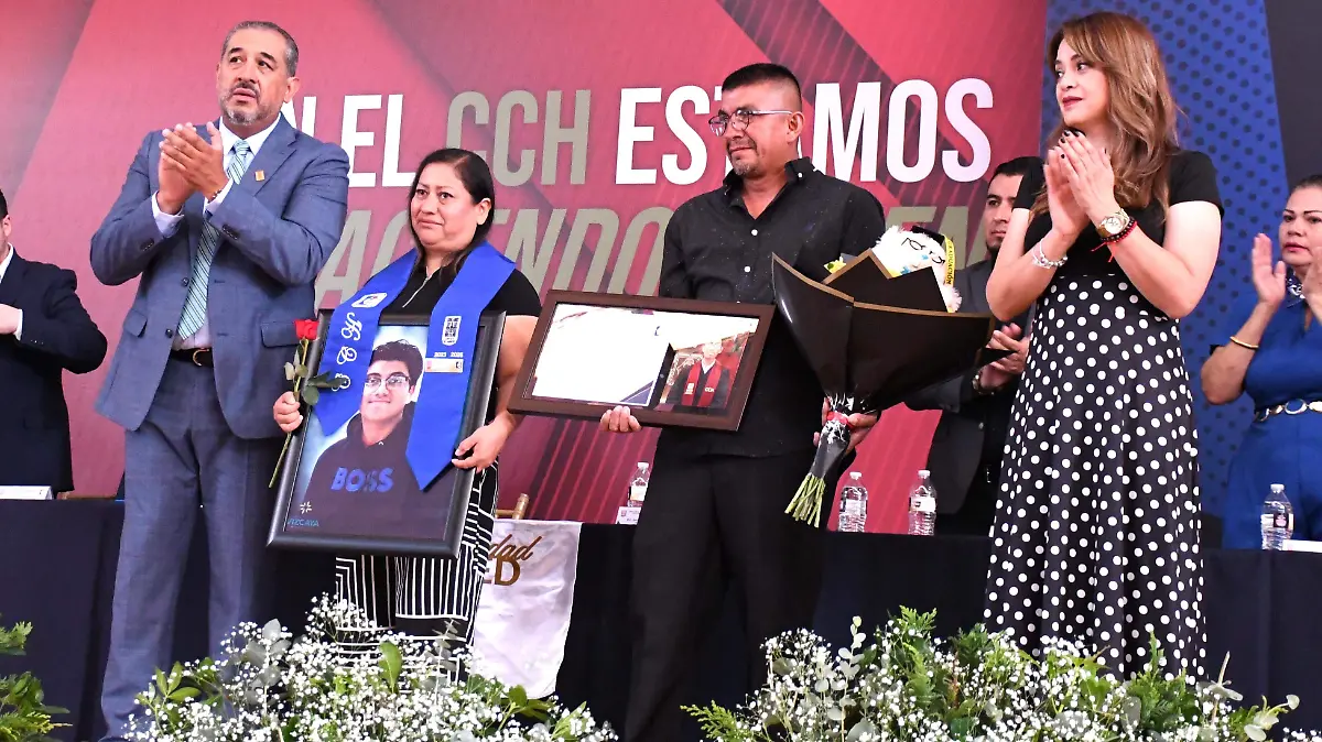 Rinden homenaje póstumo a Kevin González durante ceremonia de graduación del CCH 2