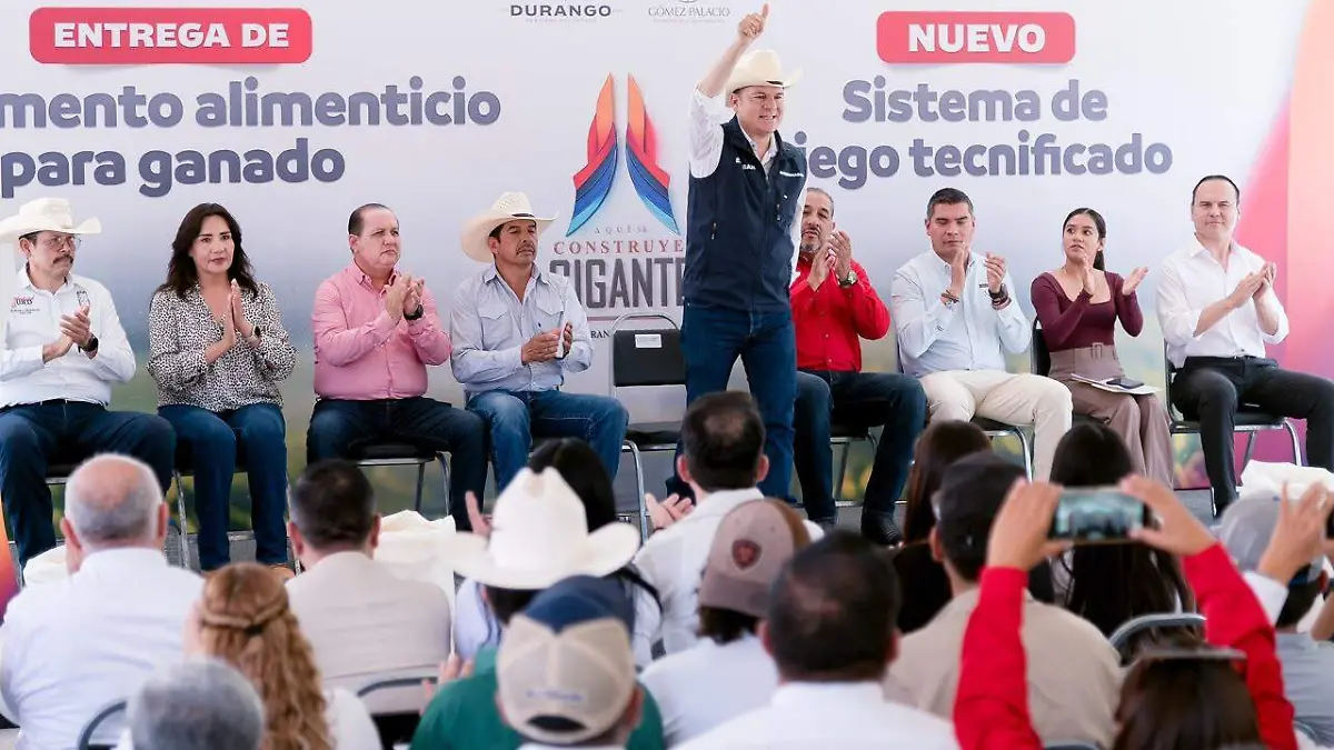 Productores de Gómez Palacio reciben 25 toneladas de suplemento alimenticio para mejorar la alimentación de su ganado caprino y reducir sus costos de producción (5)