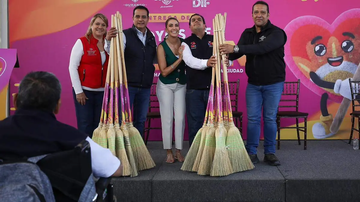 DIF Estatal dona 600 escobas al Municipio de Durango_ Marisol Rosso destaca que se trata de material elaborado con el corazón por alumnos del CAS. (6)