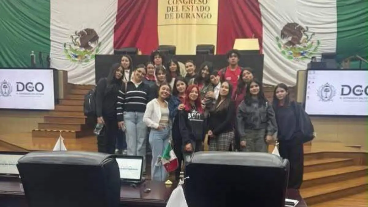 Estudiantes de la ECyTE-UJED fortalecen su formación académica con visita al H. Congreso del Estado