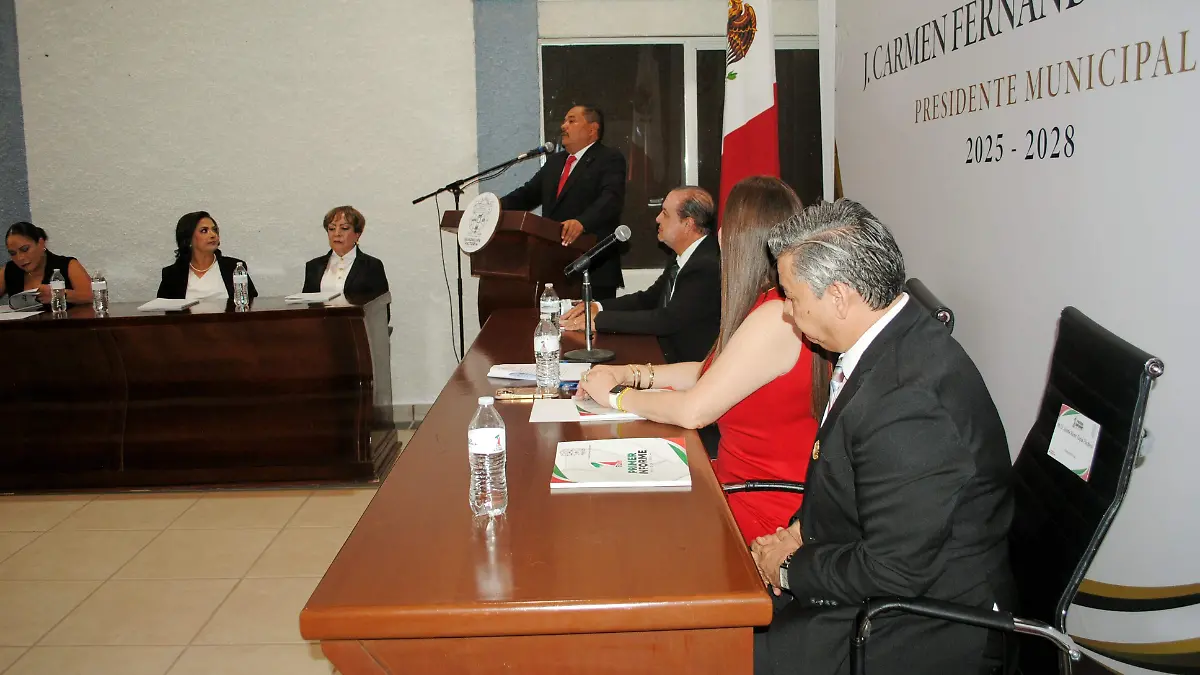 Alcalde rindiendo su primer informe