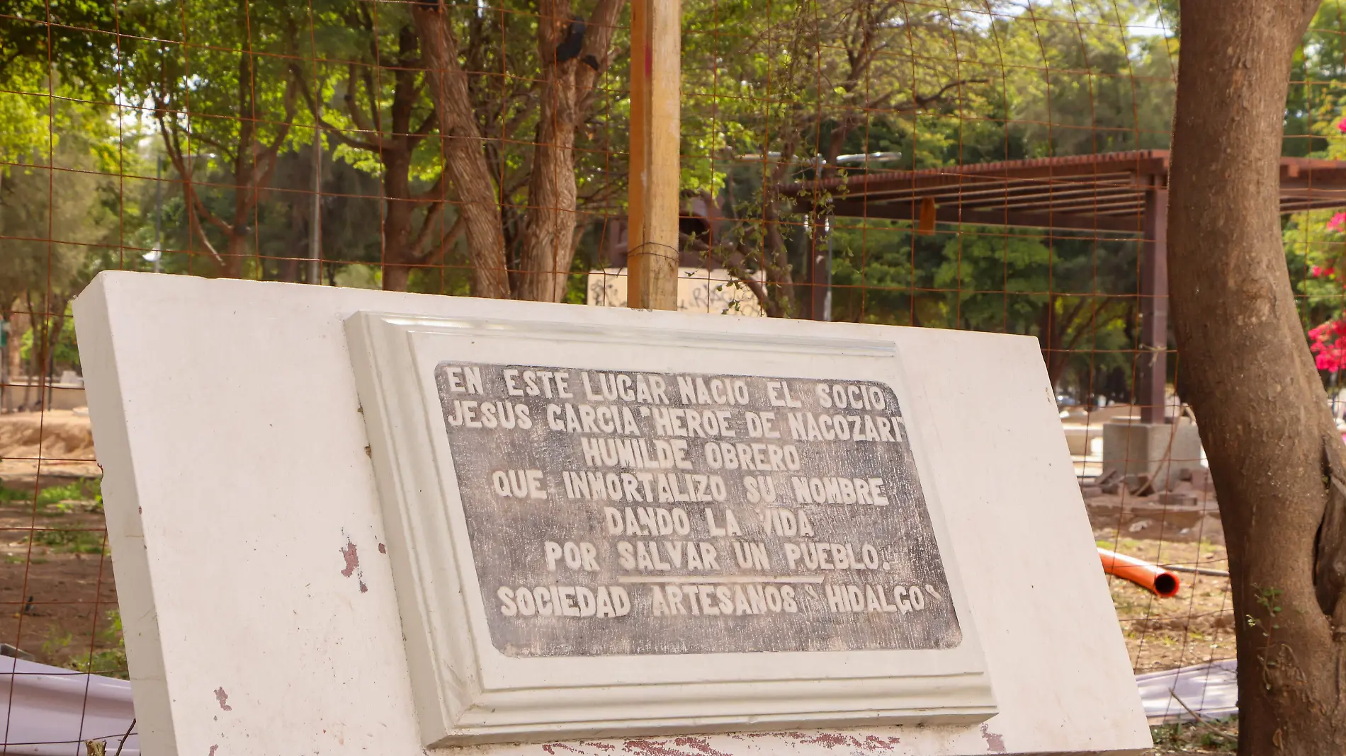 Regresan estatua de Jesús García al parque Madero