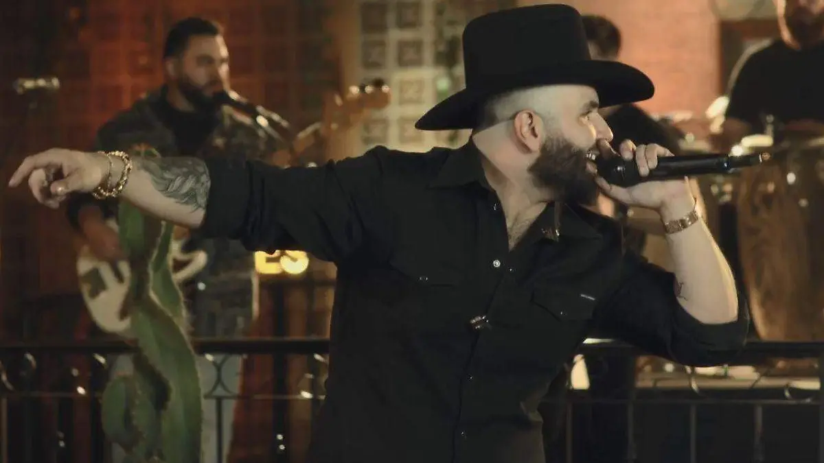 El Tropicalísimo Apache invita a Carin León a una colaboración