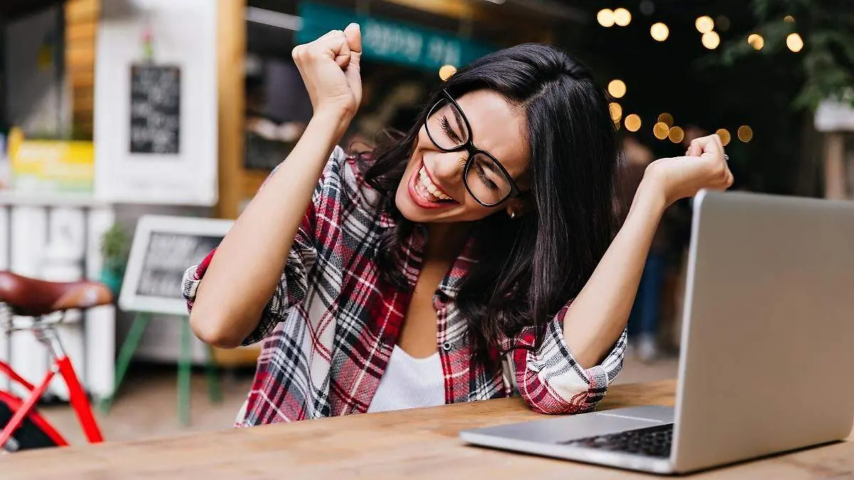 persona feliz en computadora