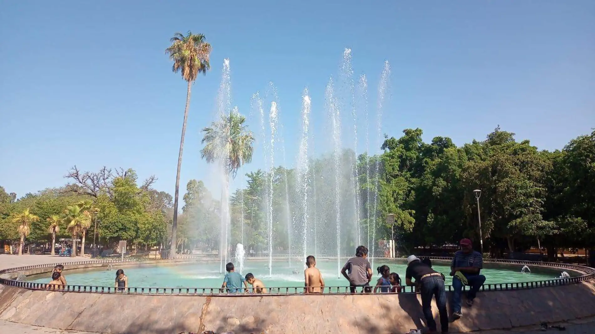 Fuente del Parque Madero con bañistas