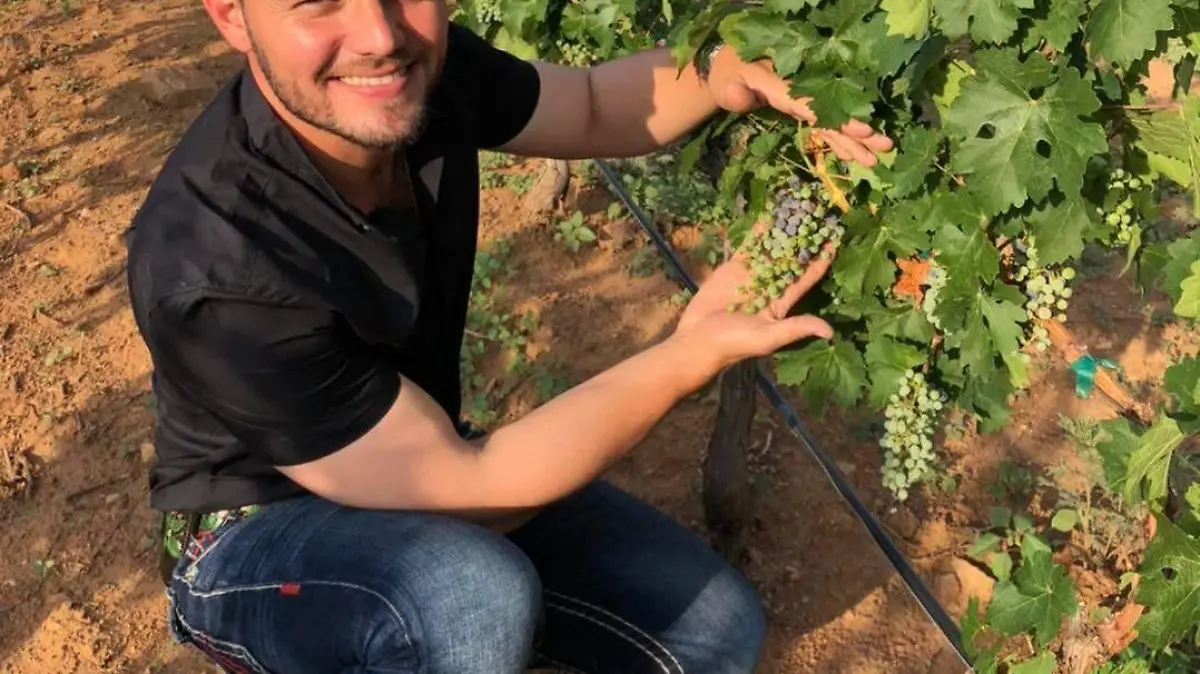 Alejandro Corrales con uvas