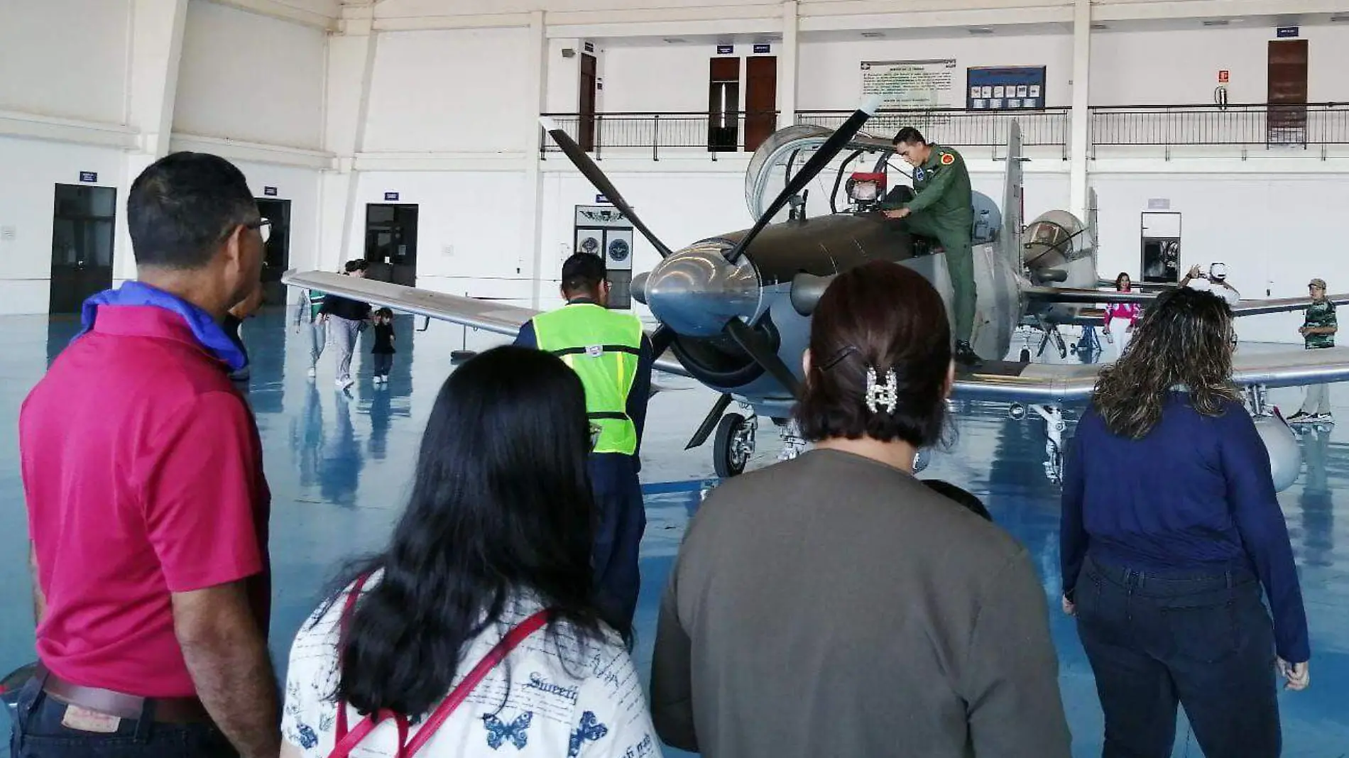 Visita a ver las aeronaves de la fuerza aérea