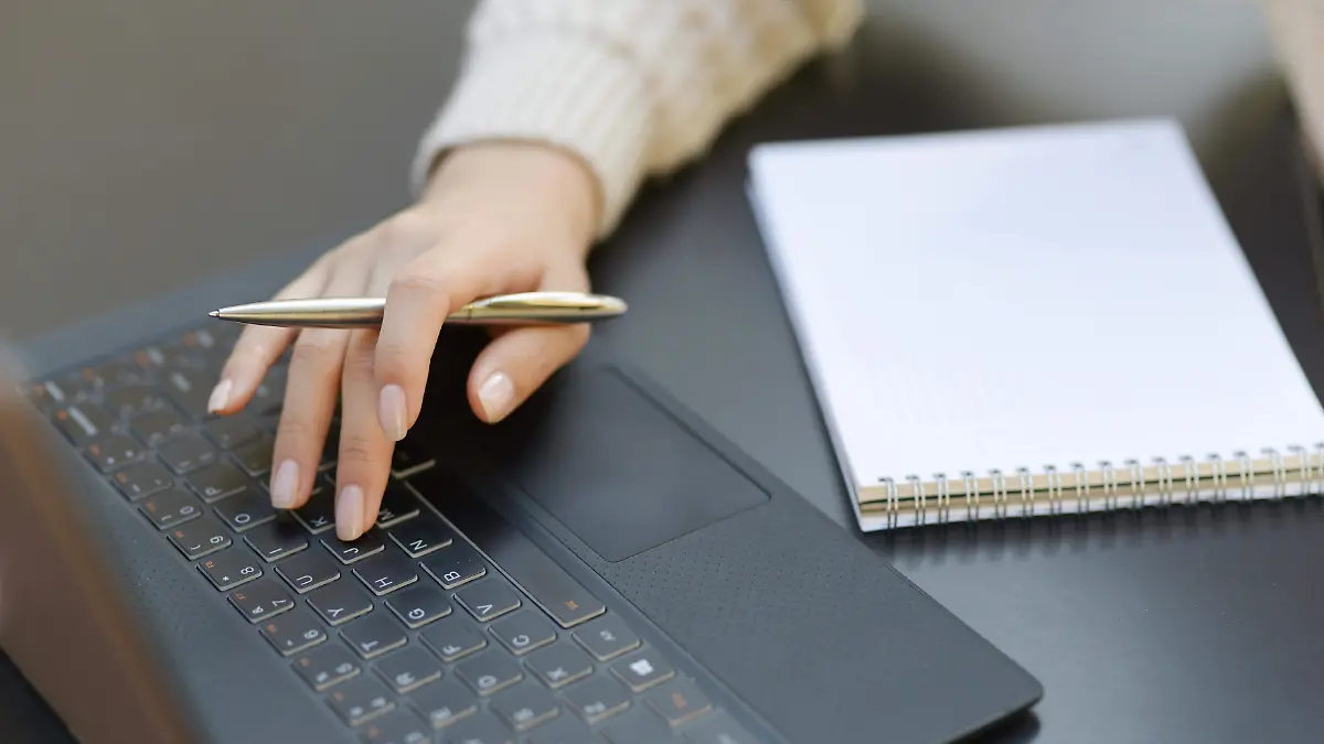 freelancer-working-outdoors