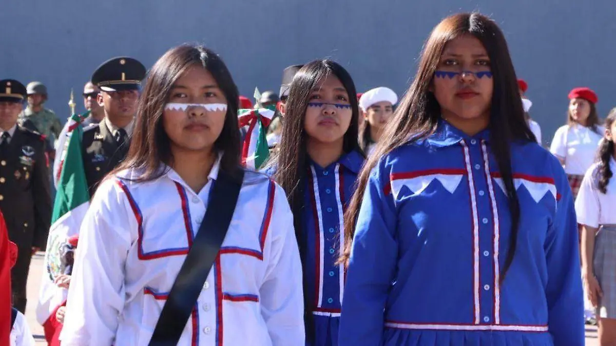 Mujeres seris Día de la Bandera 