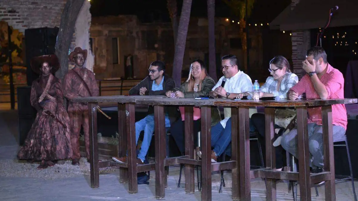 Especialistas en temas históricos en conversatorio