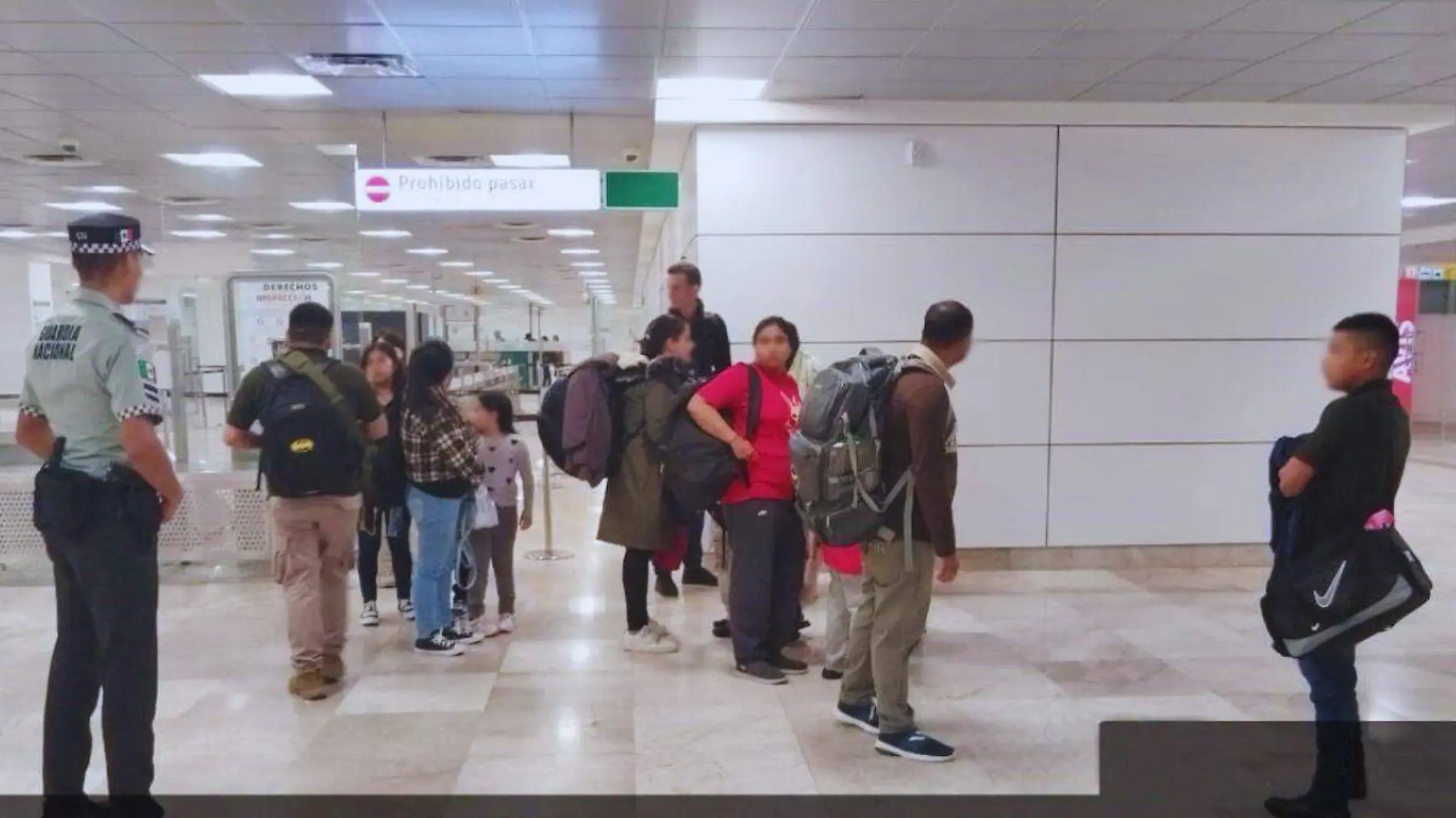 Migrantes en aeropuerto de Hermosillo